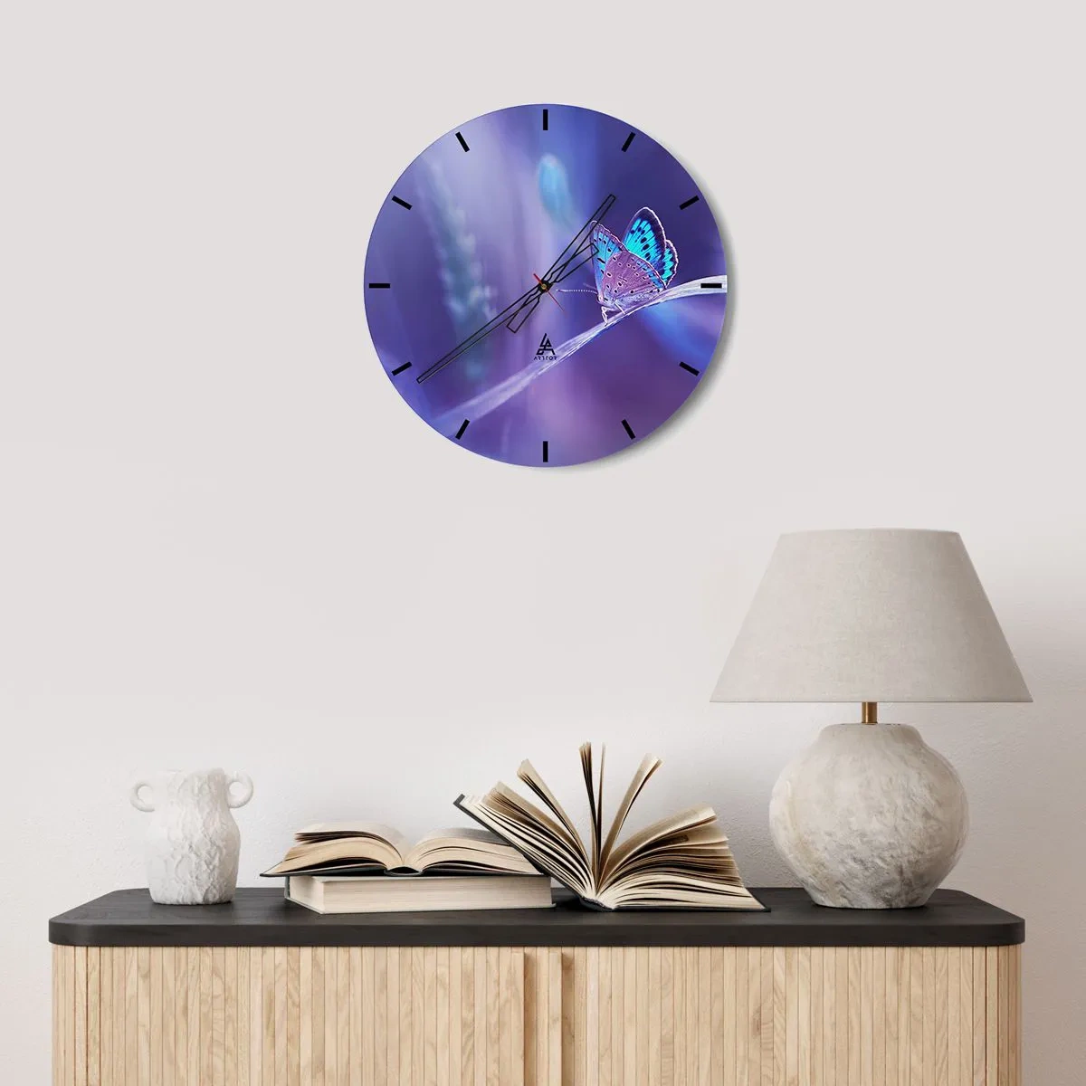 Orologio da parete - Orologio in Vetro - Una farfalla su uno sfondo di delicate sfumature di viola e blu - 30x30cm - Gioielli della natura - Decorazione murale moderna per soggiorno, cucina e camera da letto ARTTOR