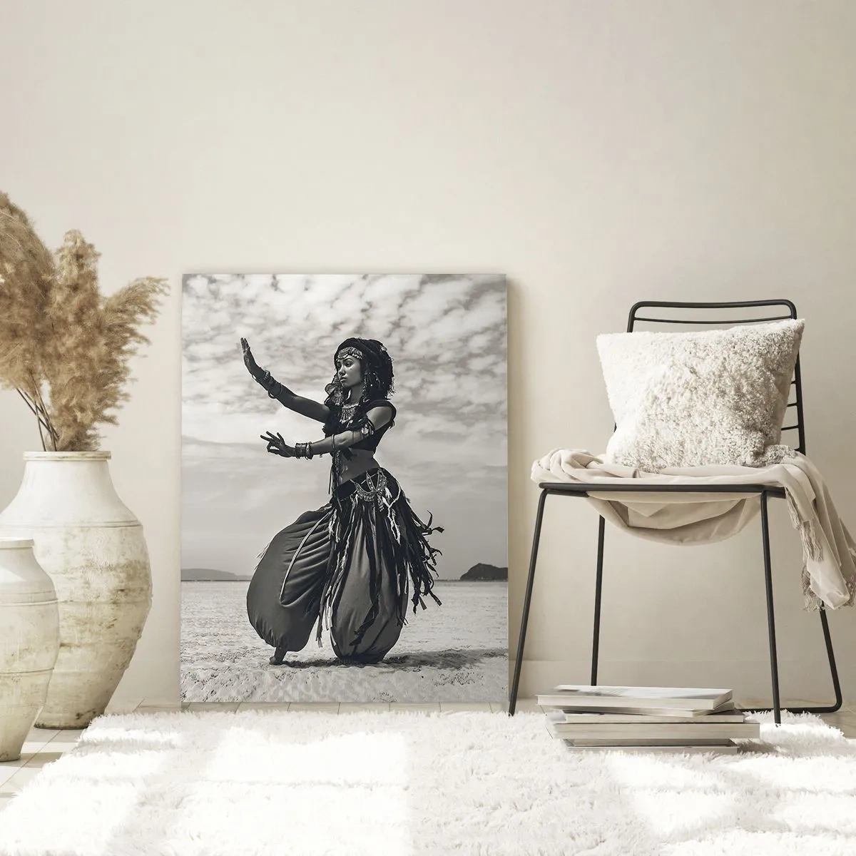 Quadro su vetro - Fotografia in bianco e nero di una ballerina nel deserto - 50x70cm - Il ballo delle isole del sud - Decorazione murale moderna per soggiorno e camera da letto ARTTOR