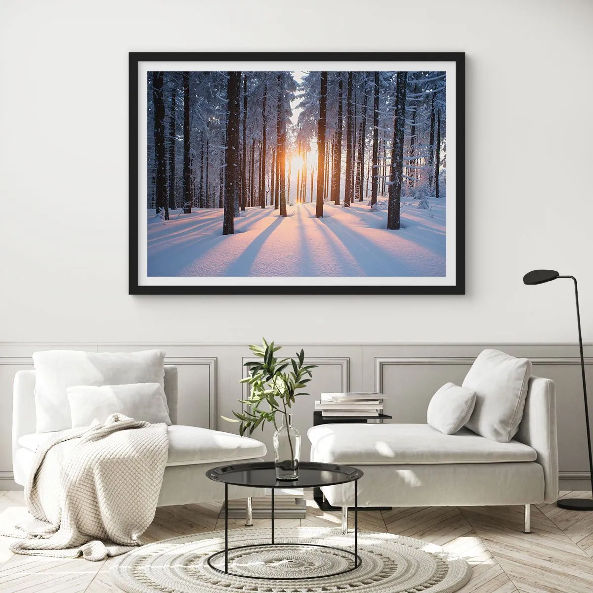 Poster in cornice nera - Foresta invernale illuminata dai raggi del sole - 100x70cm - Decisamente nero su bianco - Decorazione murale moderna per soggiorno e camera da letto ARTTOR