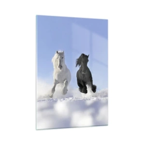 Quadro su vetro - Un cavallo bianco e nero che corre nella neve in un paesaggio invernale - 50x70cm - Galoppo in bianco e nero - Decorazione murale moderna per soggiorno e camera da letto ARTTOR