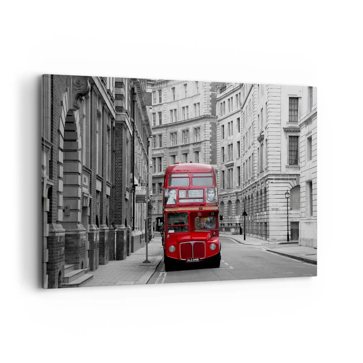 Quadro su tela - Stampe su Tela - Un autobus rosso sullo sfondo di edifici cittadini bianchi e neri. - 100x70cm - Il quotidiano non deve essere grigio - Decorazione murale moderna per soggiorno e camera da letto ARTTOR