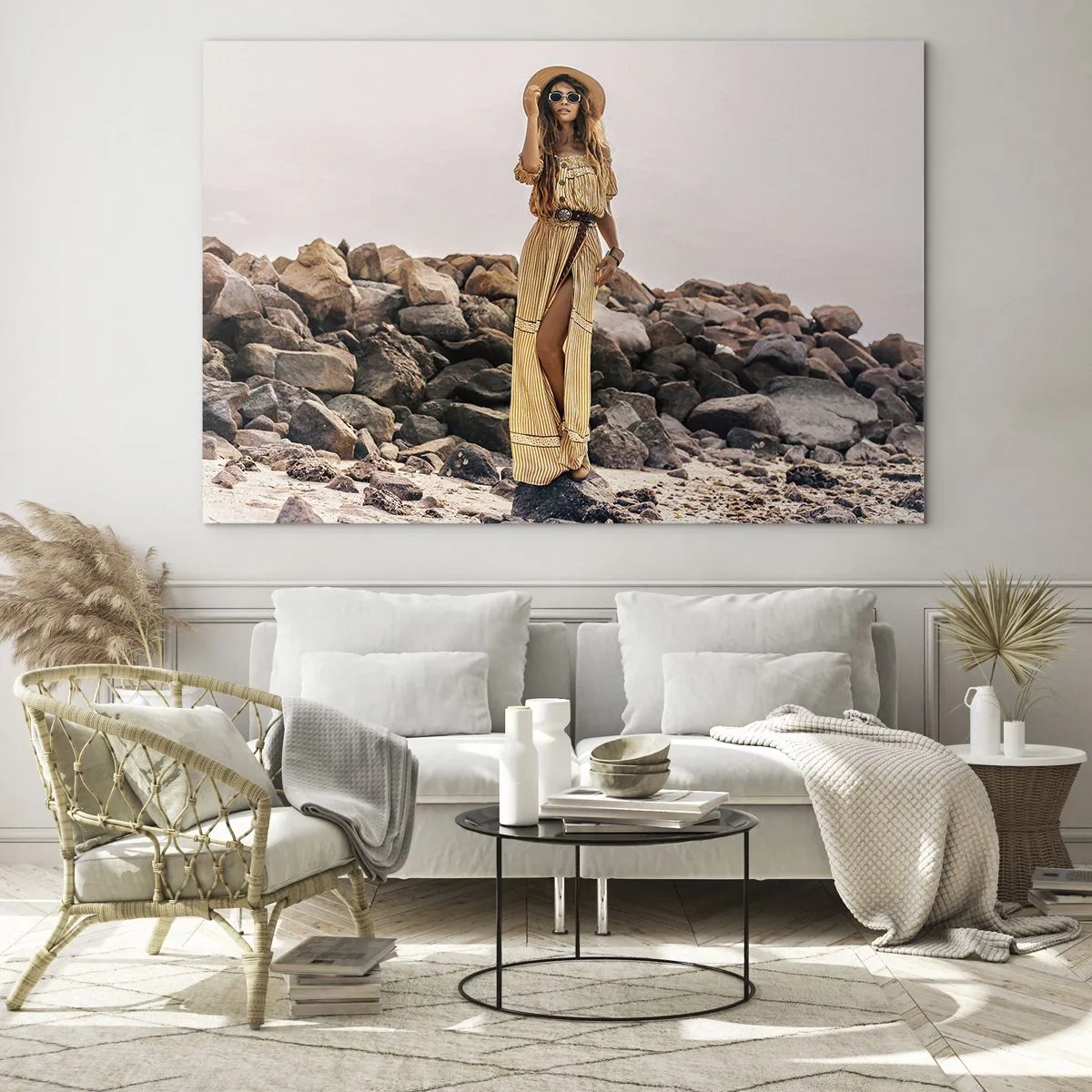 Quadro su vetro - Una donna con un abito in stile boho contro una costa rocciosa - 120x80cm - La magia delle pietre - Decorazione murale moderna per soggiorno e camera da letto ARTTOR