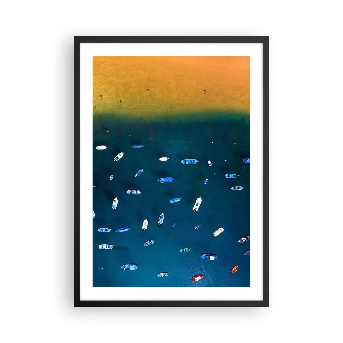 Poster in cornice nera - Vista aerea delle barche alla deriva lungo la spiaggia - 50x70cm - Il gioco delle vacanze - Decorazione murale moderna per soggiorno e camera da letto ARTTOR
