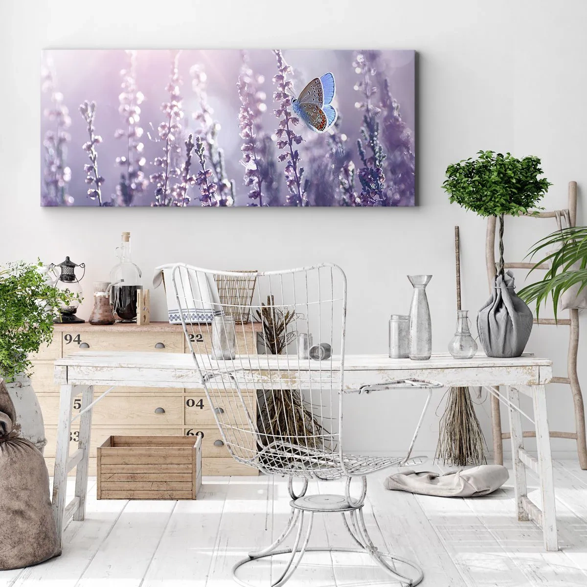 Quadro su tela - Stampe su Tela - Una farfalla sulla lavanda in fiore nella luce del mattino - 140x50cm - Il bacio della farfalla - Decorazione murale moderna per soggiorno e camera da letto ARTTOR