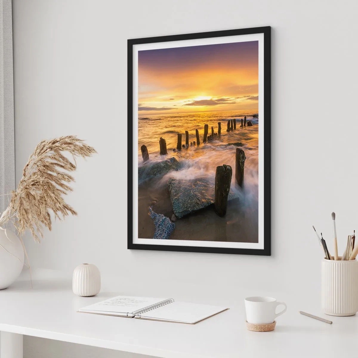 Poster in cornice nera - Tramonto sul mare con pali di legno sulla spiaggia - 50x70cm - La bellezza selvatica del Baltico - Decorazione murale moderna per soggiorno e camera da letto ARTTOR