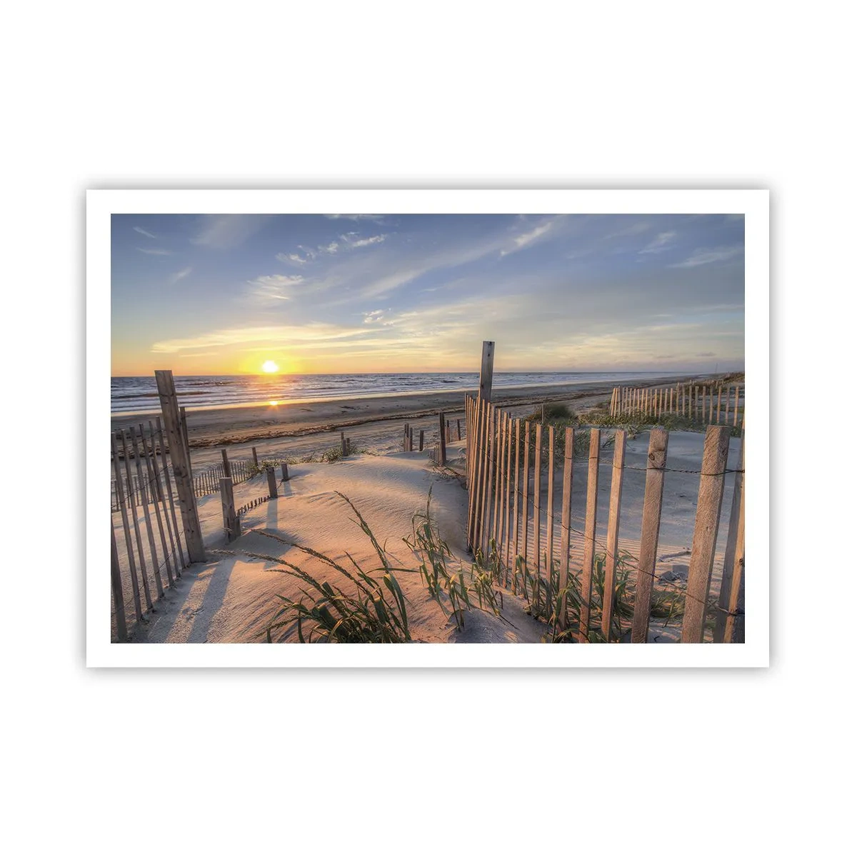 Poster - Spiaggia al tramonto con recinzione in legno - 100x70cm - Luci e ombre del vento - Decorazione murale moderna per soggiorno e camera da letto ARTTOR