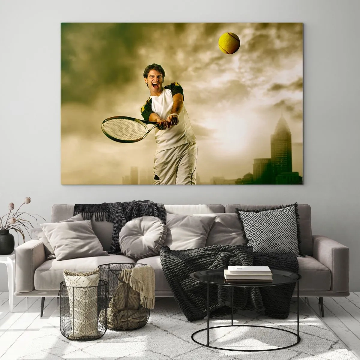Quadro su vetro - Un tennista che colpisce la palla sullo sfondo di una città - 120x80cm - Energia e gioia - Decorazione murale moderna per soggiorno e camera da letto ARTTOR