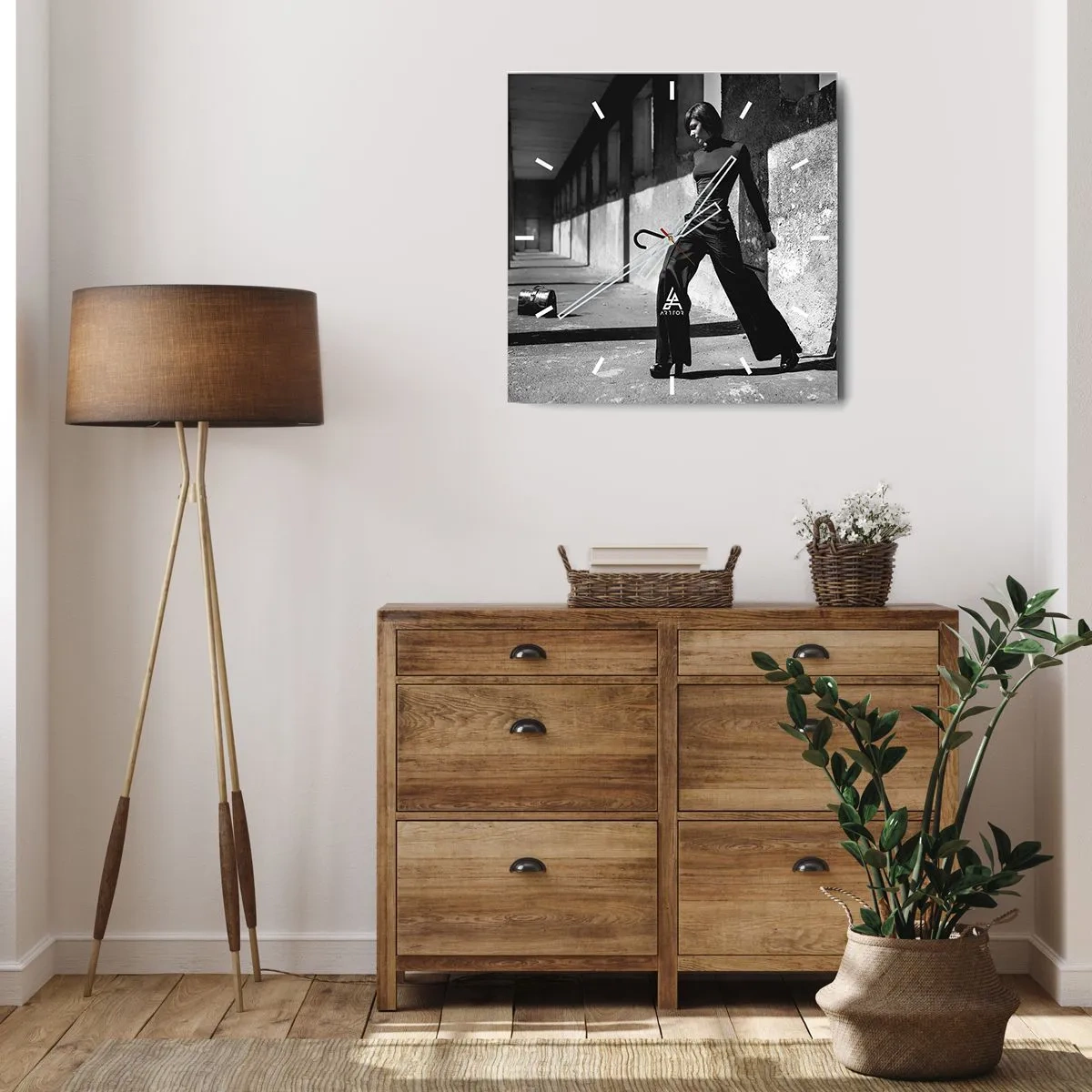 Orologio da parete - Orologio in Vetro - Donna elegante in un ambiente industriale - 30x30cm - Eleganza cittadina - Decorazione murale moderna per soggiorno e camera da letto ARTTOR