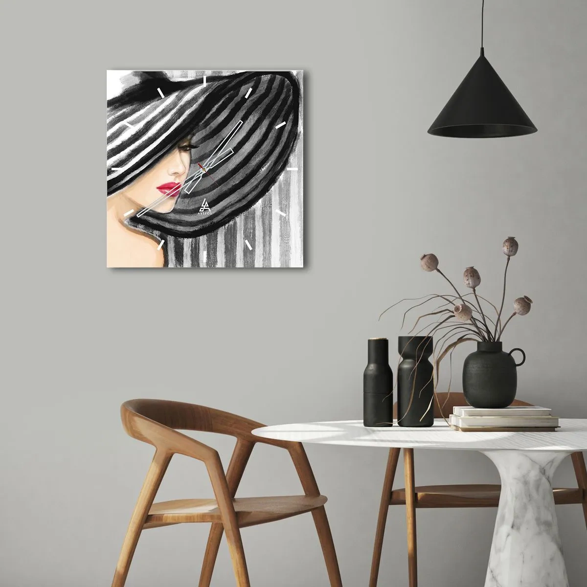 Orologio da parete - Orologio in Vetro - Donna che indossa un cappello bianco e nero con un accento rosso - 30x30cm - Dove trovarti? - Decorazione murale moderna per soggiorno e camera da letto ARTTOR