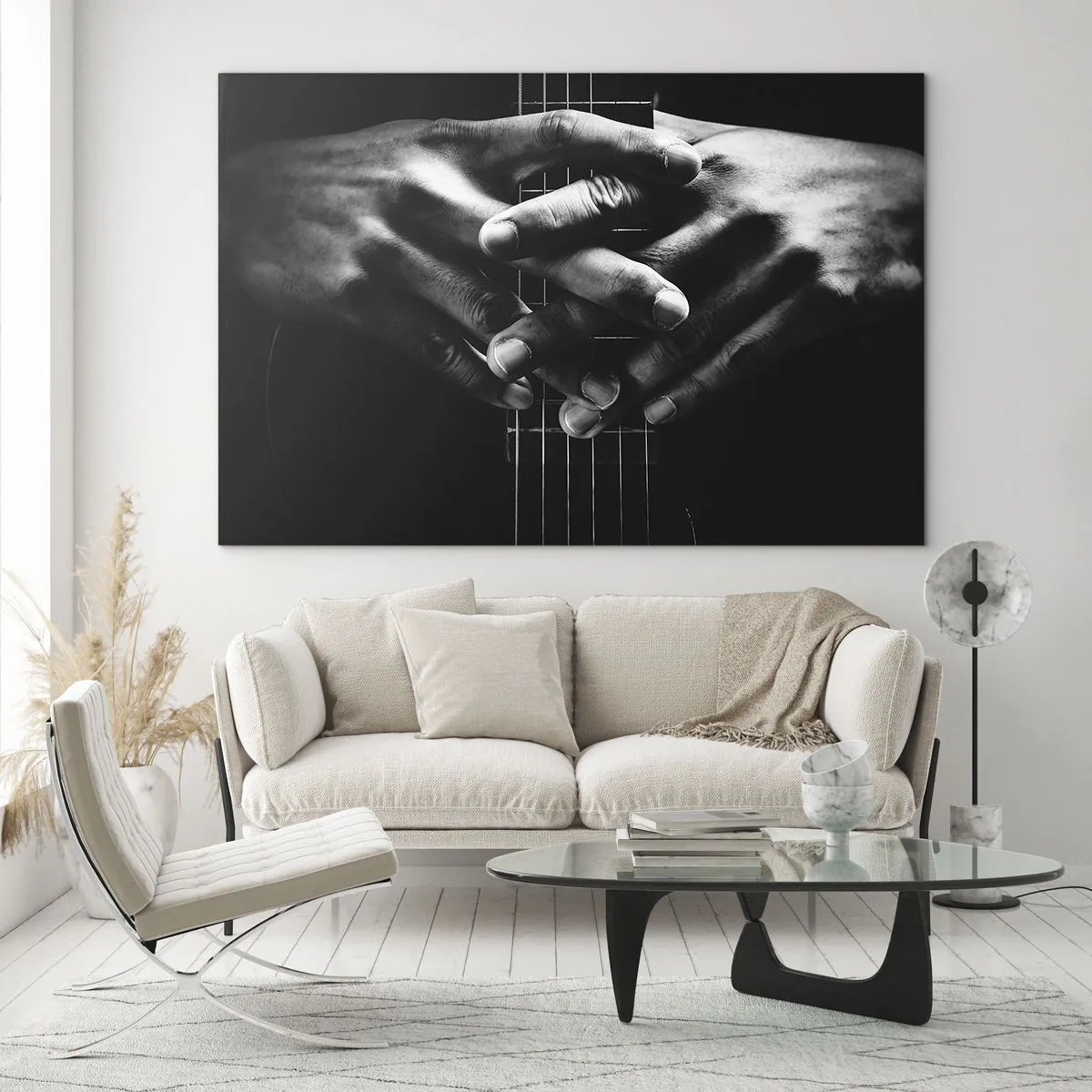 Quadro su vetro - Mani giunte appoggiate sul manico della chitarra in bianco e nero - 120x80cm - La preghiera dell'artista - Decorazione murale moderna per soggiorno e camera da letto ARTTOR