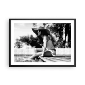 Poster in cornice nera - Donna con cappello in piscina in bianco e nero - 70x50cm - Sogno estivo - Decorazione murale moderna per soggiorno e camera da letto ARTTOR