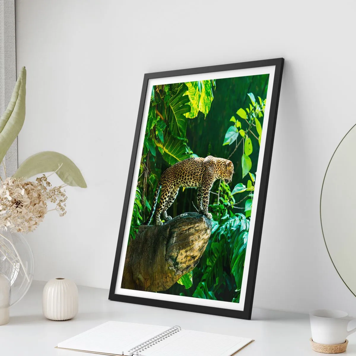 Poster in cornice nera - Un leopardo in piedi su una roccia in una foresta tropicale - 50x70cm - A caccia? - Decorazione murale moderna per soggiorno e camera da letto ARTTOR