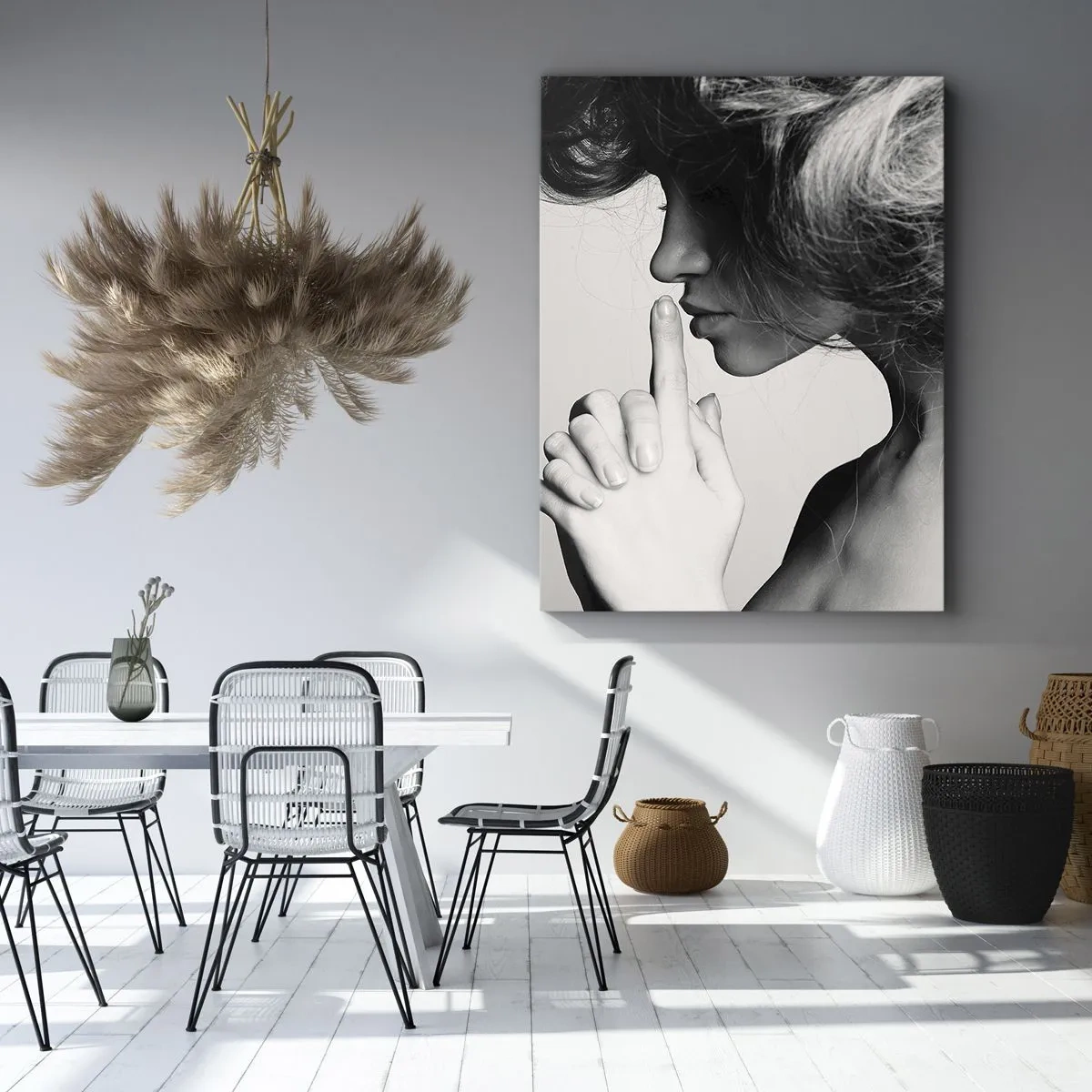 Quadro su tela - Stampe su Tela - Profilo in bianco e nero di una donna che fa un gesto di silenzio - 50x70cm - Ascoltando se stessa - Decorazione murale moderna per soggiorno e camera da letto ARTTOR
