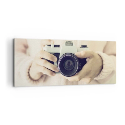 Quadro su tela - Stampe su Tela - Macchina fotografica retrò tenuta in mano su uno sfondo chiaro - 120x50cm - Per vedere meglio... - Decorazione murale moderna per soggiorno e camera da letto ARTTOR