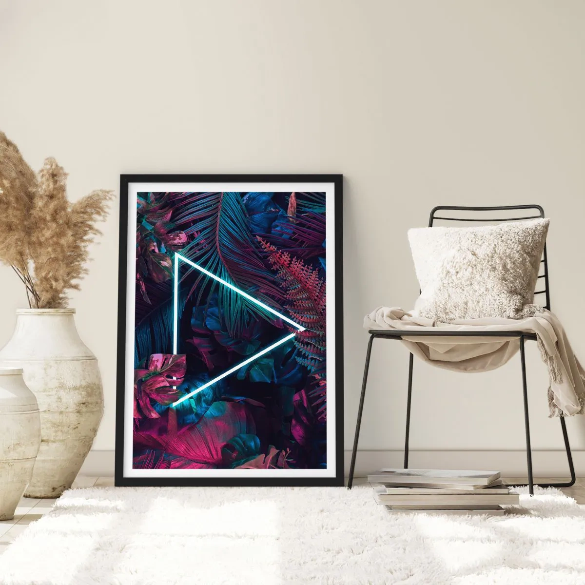 Poster in cornice nera - Un triangolo al neon su uno sfondo di vegetazione tropicale scura. - 50x70cm - Giardino in stile discoteca - Decorazione murale moderna per soggiorno e camera da letto ARTTOR