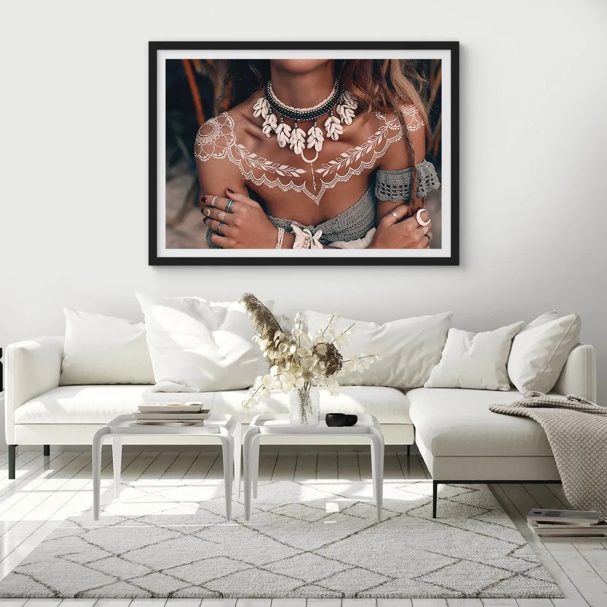 Poster in cornice nera - Stile boho con gioielli di conchiglie e motivo in pizzo - 70x50cm - Talismani, rituali di femminilità - Decorazione murale moderna per soggiorno e camera da letto ARTTOR