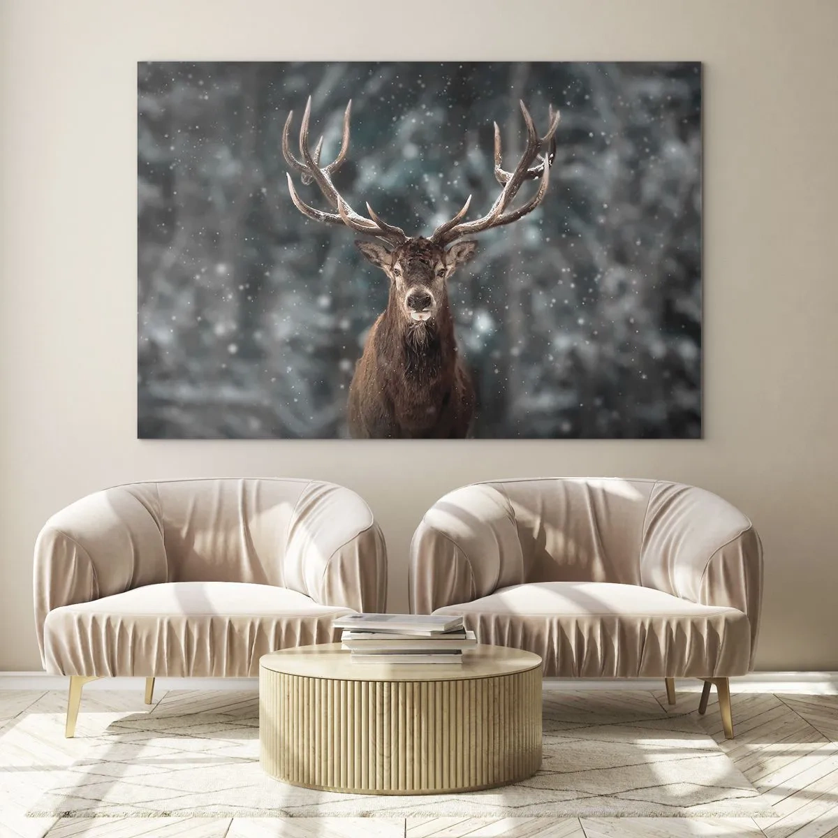 Quadro su vetro - Un cervo fiero in una foresta invernale in mezzo alla neve che cade - 70x50cm - Il re del bosco incoronato - Decorazione murale moderna per soggiorno e camera da letto ARTTOR