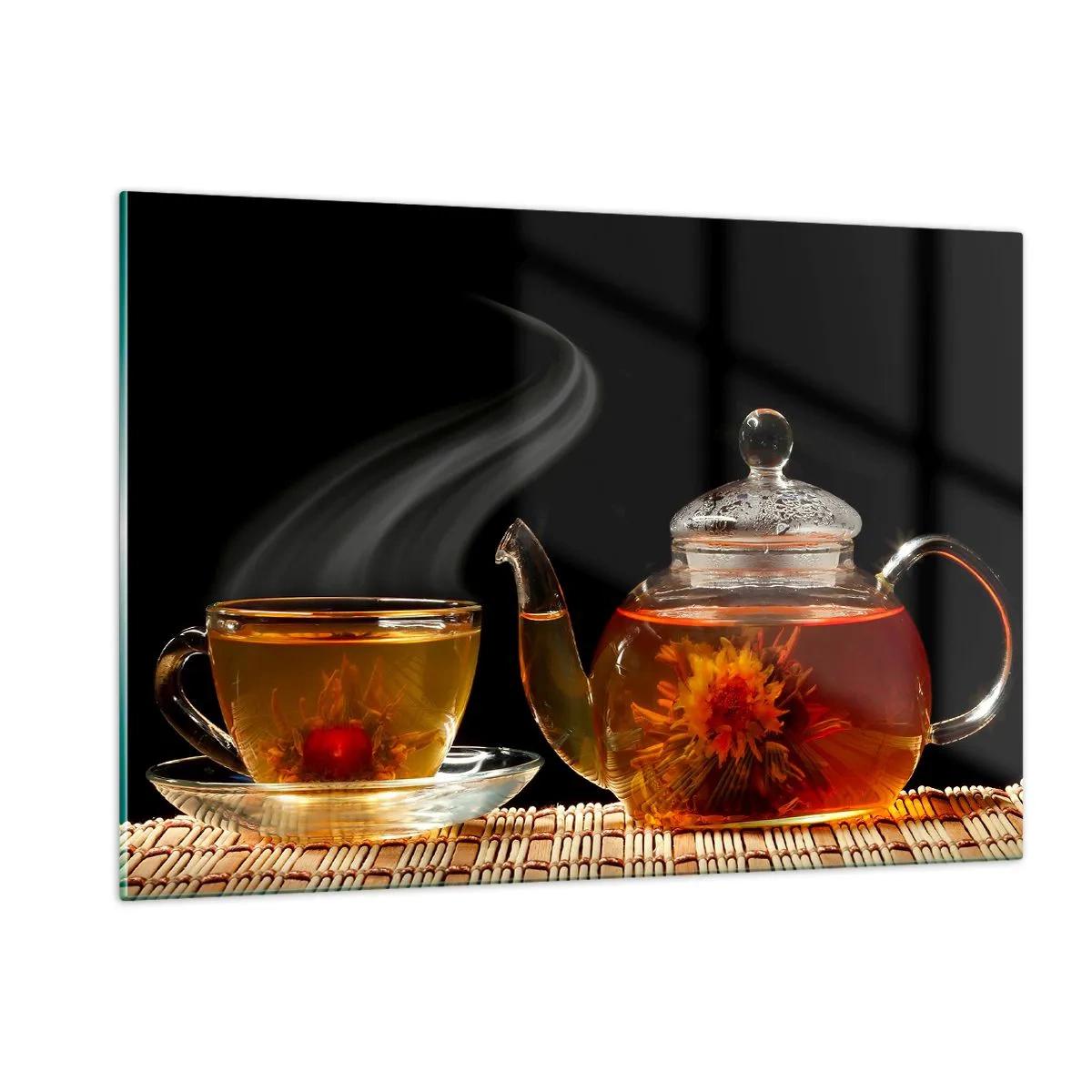Quadro su vetro - Una brocca di vetro e una tazza di tè con un fiore su uno sfondo nero - 120x80cm - La magia e l'arte del tè - Decorazione murale moderna per soggiorno e camera da letto ARTTOR