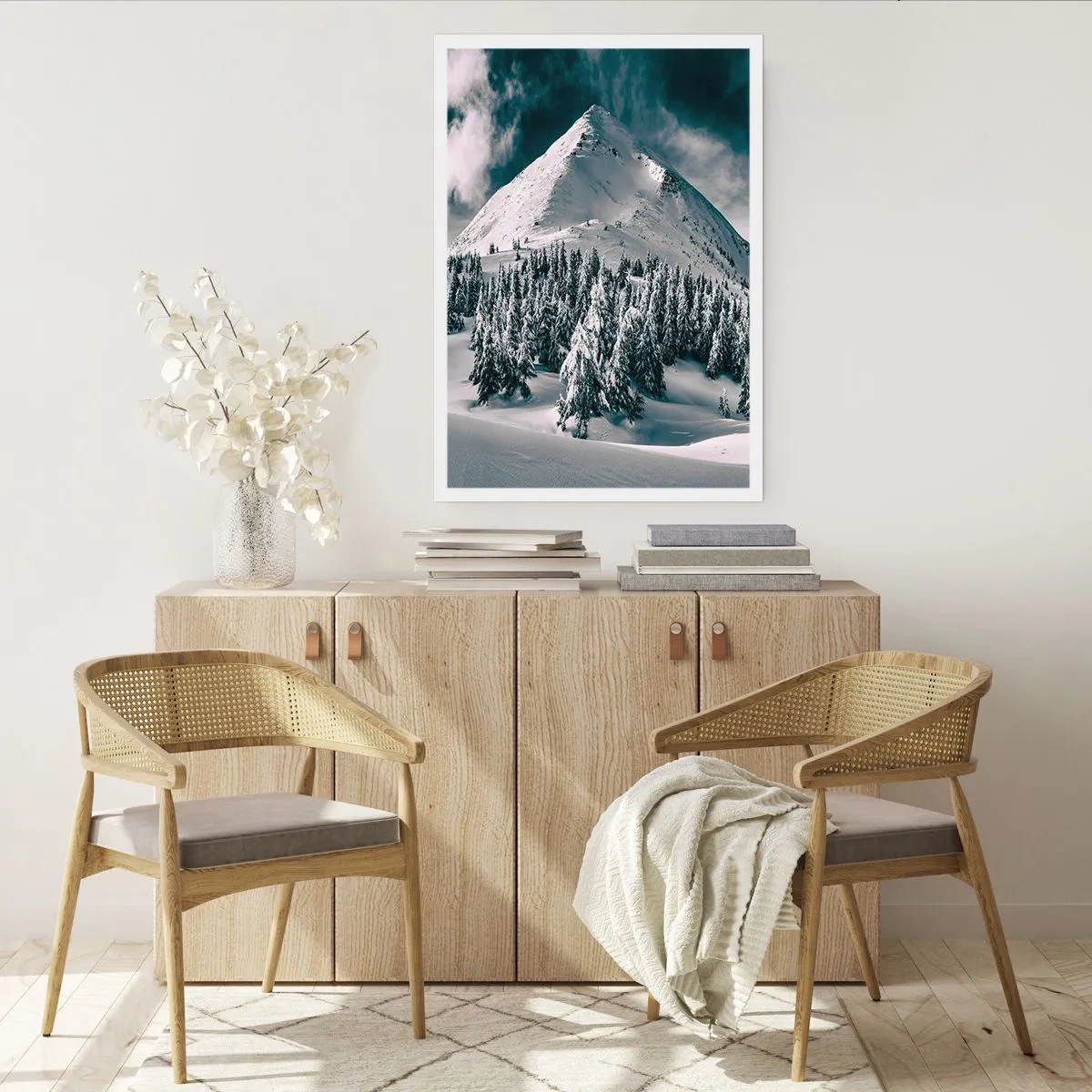 Poster - Paesaggio montano invernale con alberi innevati - 50x70cm - Il paese della neve e del ghiaccio - Decorazione murale moderna per soggiorno e camera da letto ARTTOR