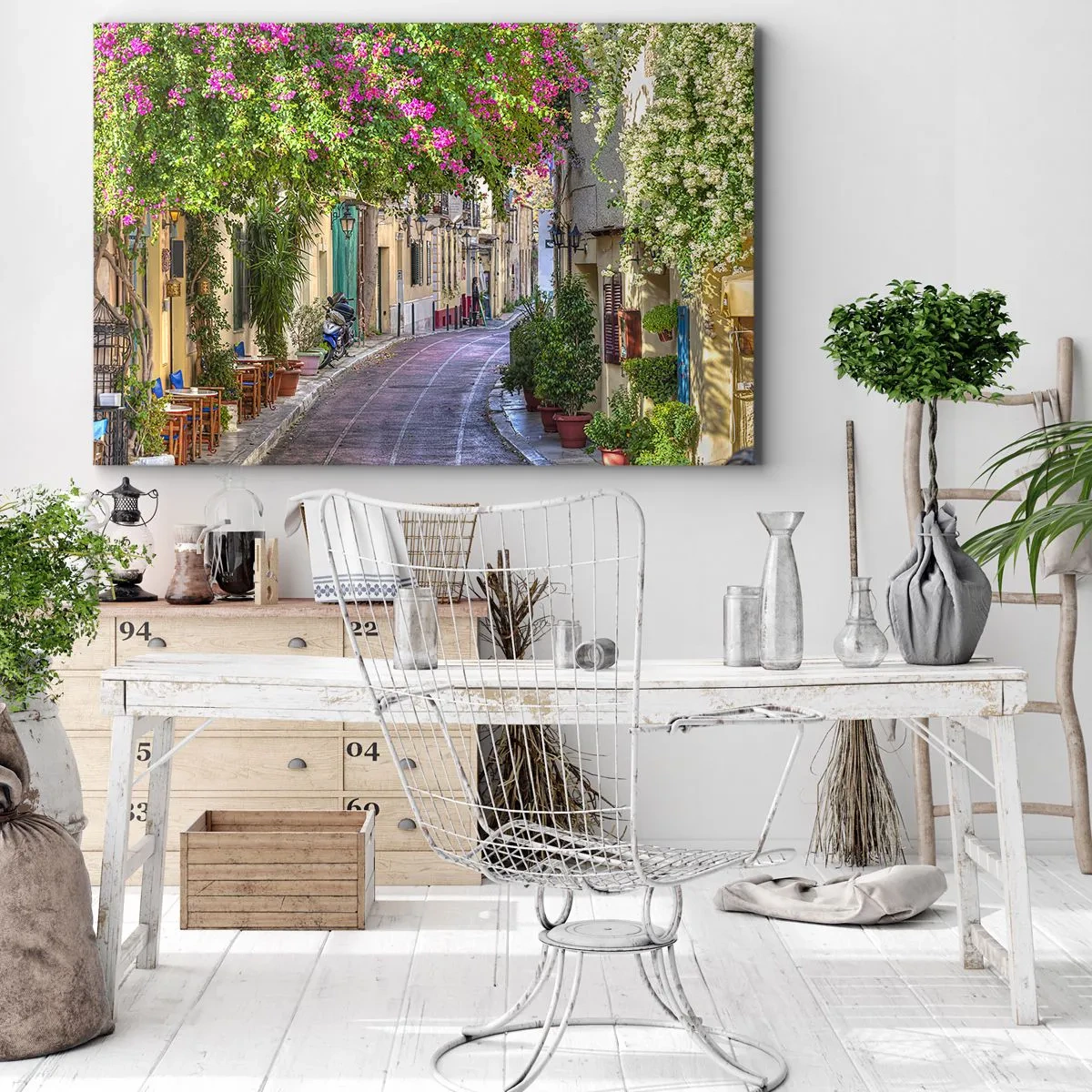 Quadro su tela - Stampe su Tela - Una strada affascinante con viti in fiore e tavolini da caffè - 70x50cm - Angolo fiorito - Decorazione murale moderna per soggiorno e camera da letto ARTTOR