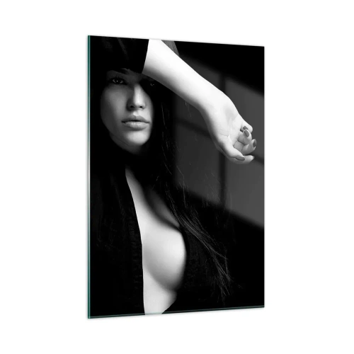 Quadro su vetro - Una donna vestita di nero in una posa sensuale su uno sfondo scuro - 50x70cm - Scuola di seduzione - Decorazione murale moderna per soggiorno e camera da letto ARTTOR
