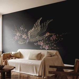 Fotomurali Premium Sand - Un'elegante gru tra rami fioriti su sfondo nero - 100x70cm - Uccello esotico ricamato - Decorazione murale moderna per soggiorno e camera da letto ARTTOR
