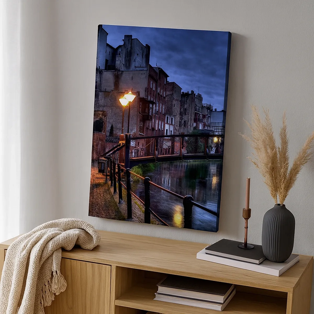 Quadro su tela - Stampe su Tela - Vista serale delle case popolari e del ponte sul canale - 50x70cm - Questa Bydgoszcz non la conosci - Decorazione murale moderna per soggiorno e camera da letto ARTTOR