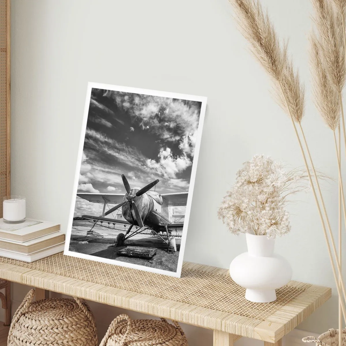 Poster - Foto in bianco e nero di un aereo retrò contro il cielo - 50x70cm - Non vedo l'ora! - Decorazione murale moderna per soggiorno e camera da letto ARTTOR