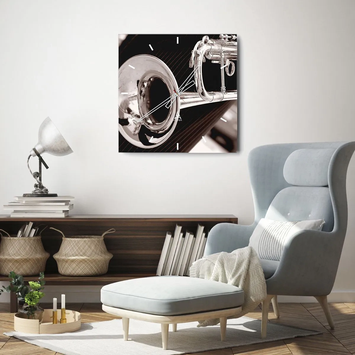 Orologio da parete - Orologio in Vetro - Primo piano di una tromba d'argento su un elegante sfondo in tessuto. - 30x30cm - Viaggio musicale negli anni '30 - Decorazione murale moderna per soggiorno e camera da letto ARTTOR