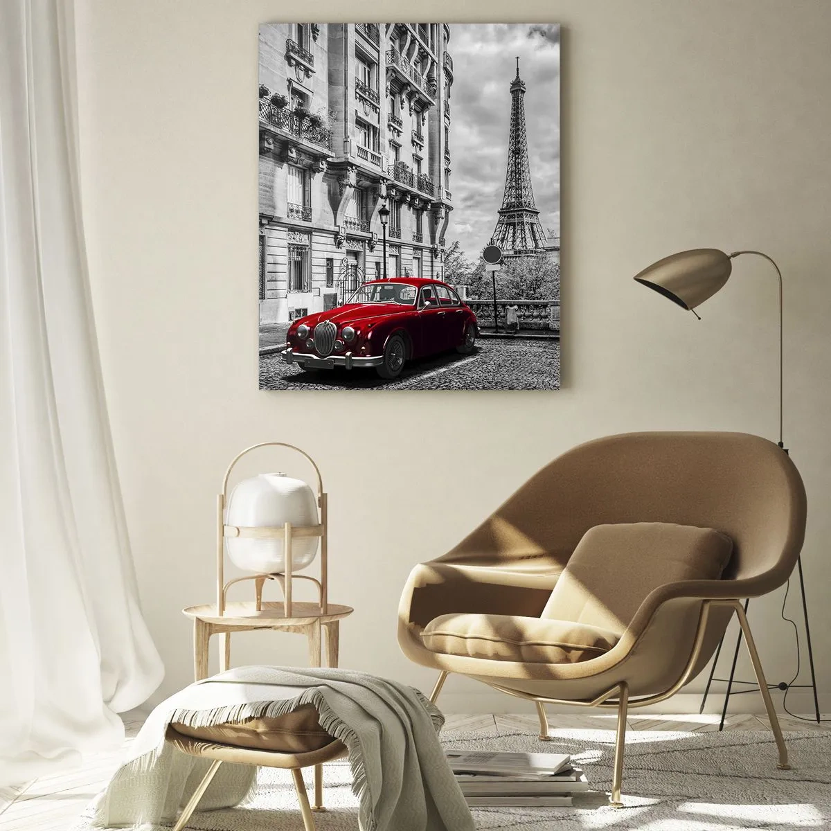 Quadro su vetro - Auto rossa davanti alla Torre Eiffel nella Parigi in bianco e nero - 50x70cm - Predatore in città - Decorazione murale moderna per soggiorno e camera da letto ARTTOR