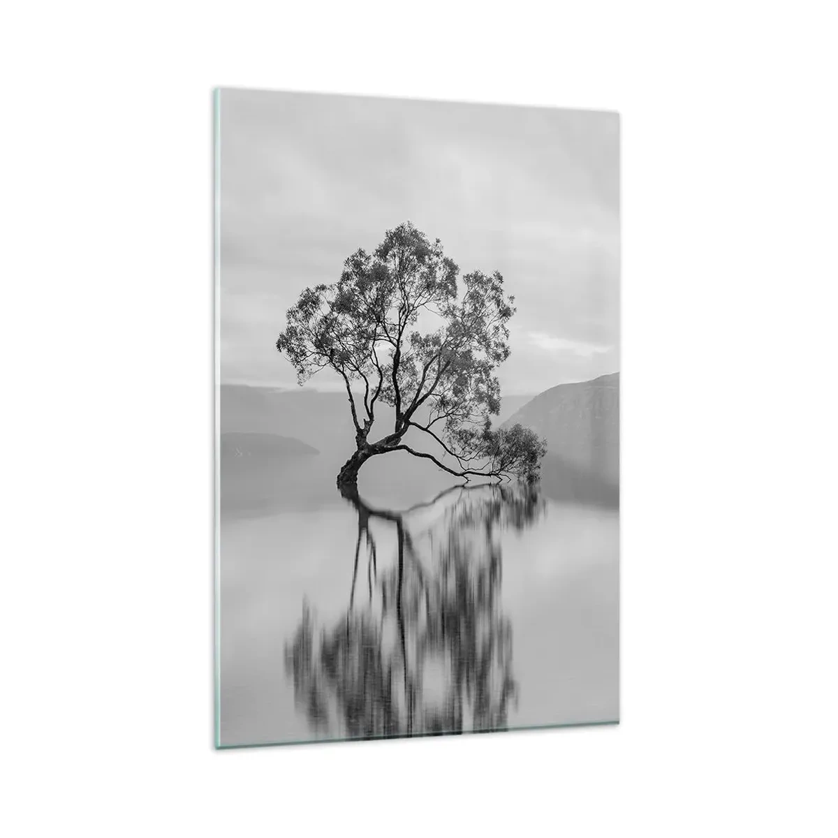 Quadro su vetro - Un albero solitario riflesso nell'acqua con le montagne sullo sfondo - 80x120cm - C'è un paese così - Decorazione murale moderna per soggiorno e camera da letto ARTTOR