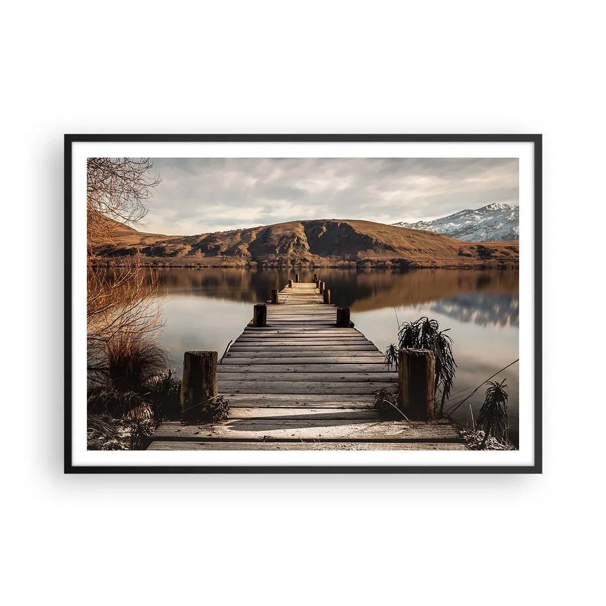 Poster in cornice nera - Un molo di legno su un lago circondato da pittoresche colline - 100x70cm - Paesaggio nel silenzio - Decorazione murale moderna per soggiorno e camera da letto ARTTOR
