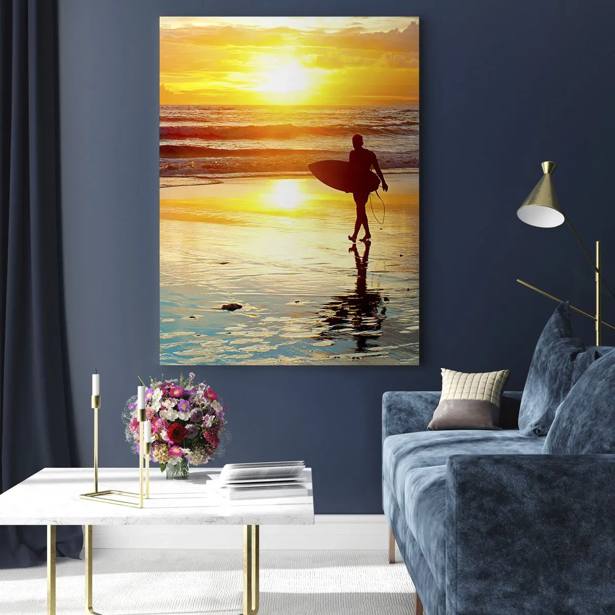 Quadro su vetro - Un surfista che cammina sulla spiaggia al tramonto con la sua tavola - 50x70cm - Il ritorno del guerriero - Decorazione murale moderna per soggiorno e camera da letto ARTTOR