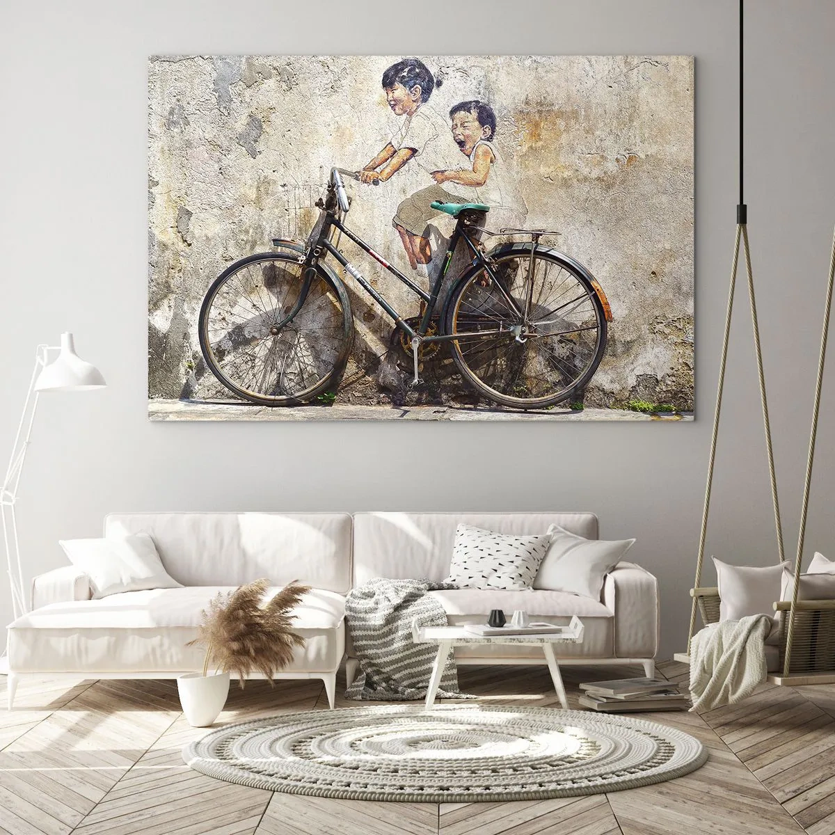 Quadro su vetro - Un murale con una bicicletta e figure di bambini sullo sfondo di un muro. - 120x80cm - Vero o falso? - Decorazione murale moderna per soggiorno e camera da letto ARTTOR