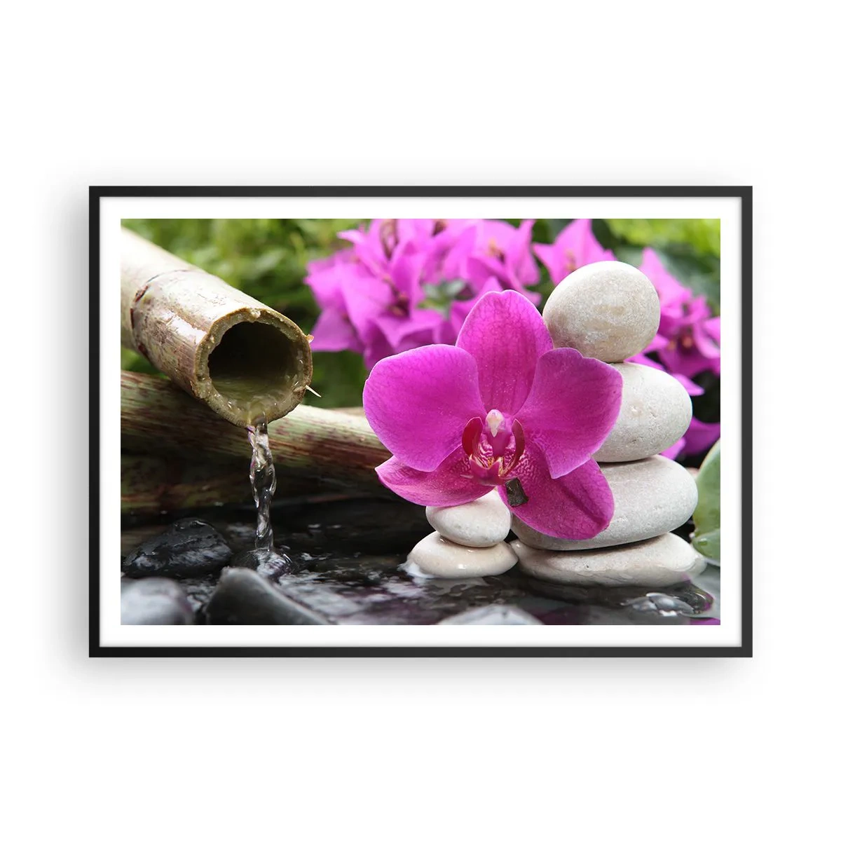 Poster in cornice nera - Orchidea viola, pietre e bambù con acqua in un ambiente rilassante - 100x70cm - E già ti riposi - Decorazione murale moderna per soggiorno e camera da letto ARTTOR