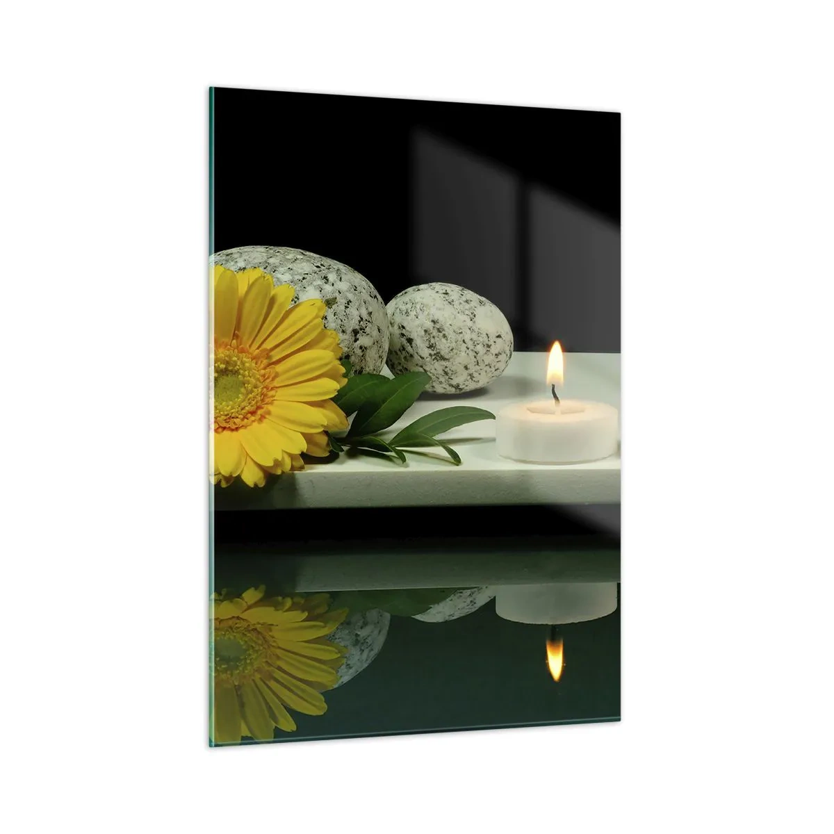 Quadro su vetro - Candele, pietre e un fiore giallo riflessi nell'acqua - 50x70cm - Il sollievo dei sensi - Decorazione murale moderna per soggiorno e camera da letto ARTTOR