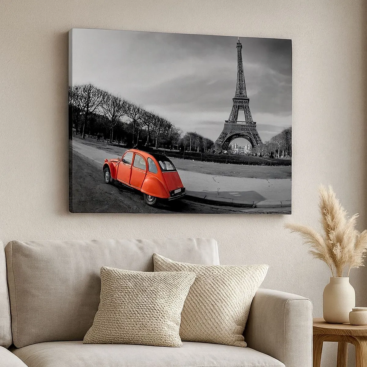 Quadro su tela - Stampe su Tela - Un'auto rossa con la Torre Eiffel sullo sfondo in un paesaggio in bianco e nero - 70x50cm - Più parigine di Parigi - Decorazione murale moderna per soggiorno e camera da letto ARTTOR