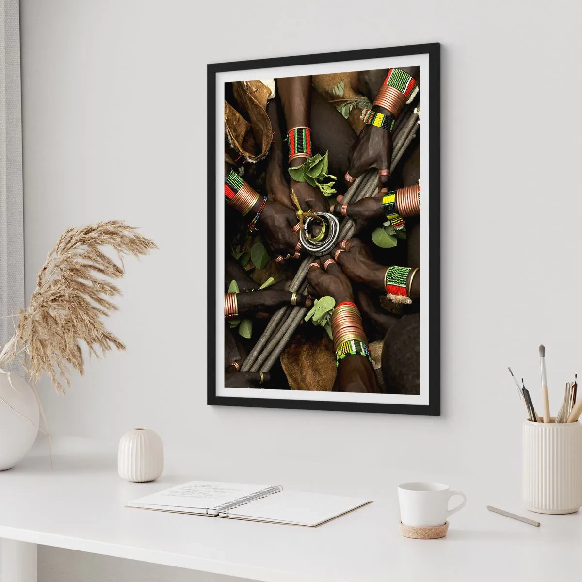 Poster in cornice nera - Mani nei braccialetti tradizionali, in un gesto di comunità - 50x70cm - Siamo insieme - Decorazione murale moderna per soggiorno e camera da letto ARTTOR