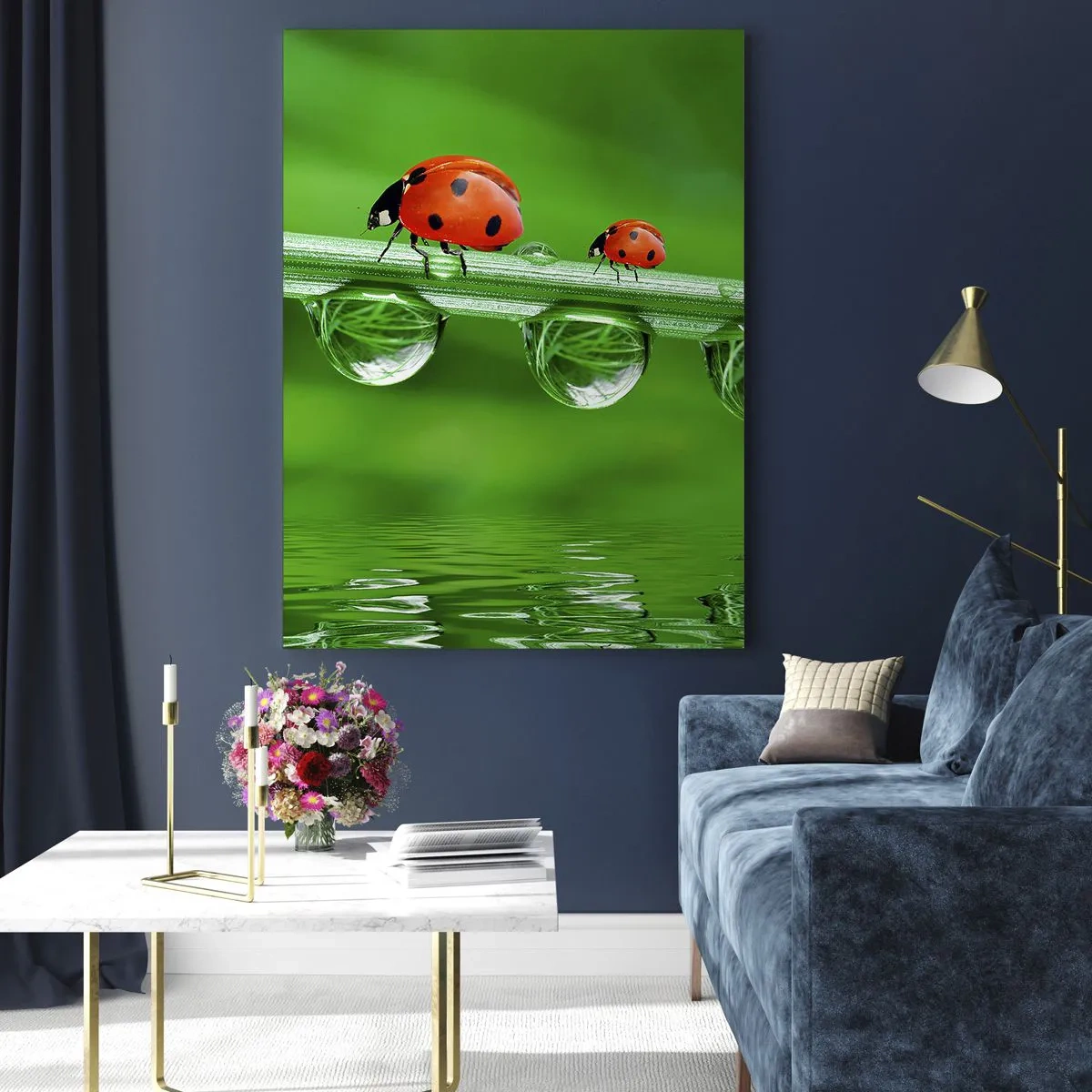 Quadro su vetro - Coccinelle su un filo d'erba con gocce di rugiada e riflesso nell'acqua - 50x70cm - In cammino per tutta l'estate - Decorazione murale moderna per soggiorno e camera da letto ARTTOR