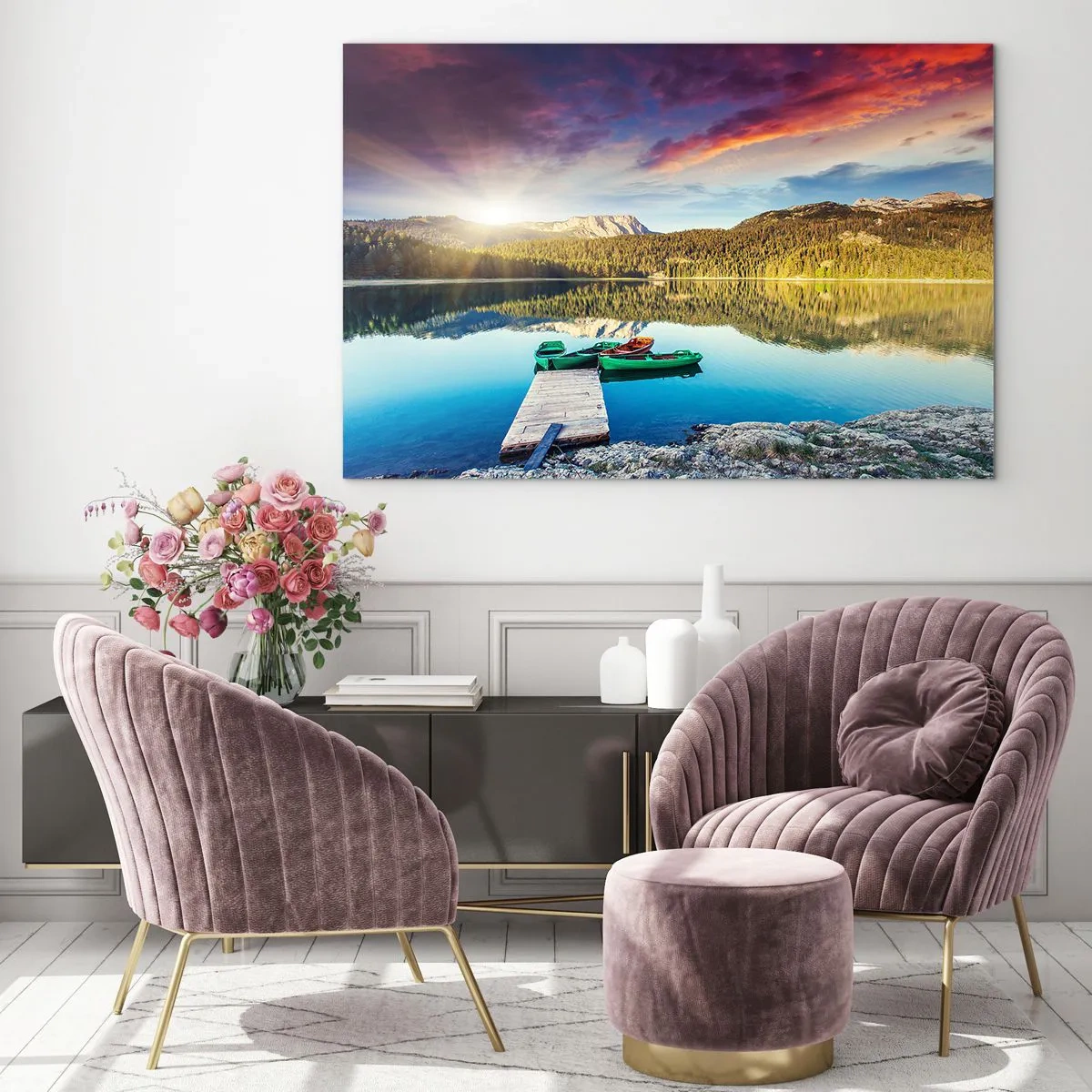 Quadro su vetro - Un pittoresco lago con un molo di legno e barche al tramonto - 120x80cm - Sull'acqua liscia come uno specchio - Decorazione murale moderna per soggiorno e camera da letto ARTTOR