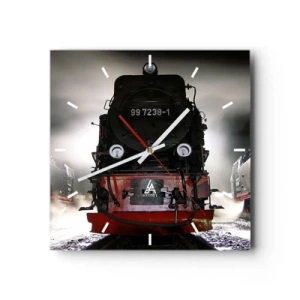 Orologio da parete - Orologio in Vetro - Una locomotiva a vapore circondata dal vapore contro un cielo scuro in un ambiente suggestivo - 30x30cm - Ansima, sbuffa e soffia - Decorazione murale moderna per soggiorno e camera da letto ARTTOR