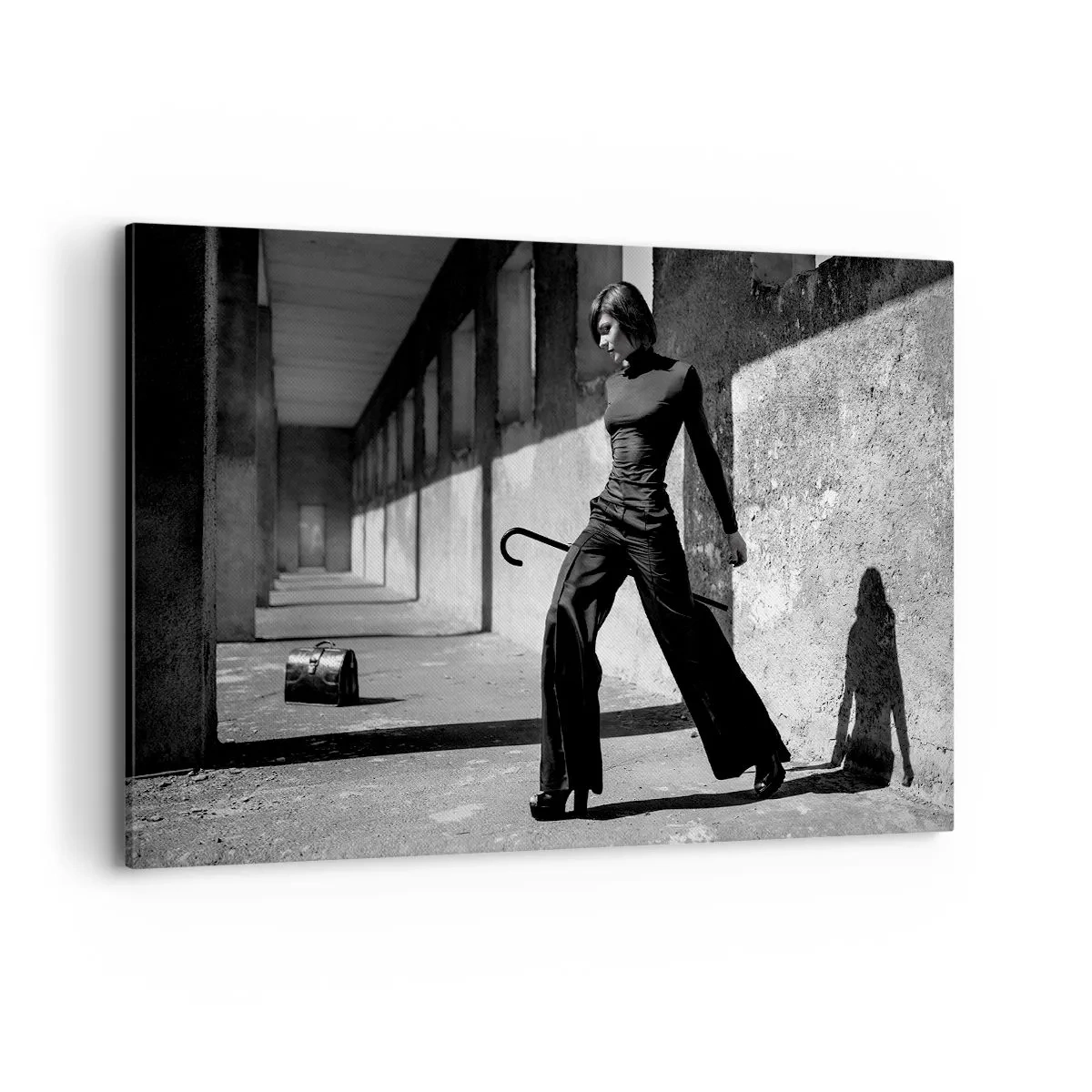 Quadro su tela - Stampe su Tela - Donna elegante in un ambiente industriale - 120x80cm - Eleganza cittadina - Decorazione murale moderna per soggiorno e camera da letto ARTTOR
