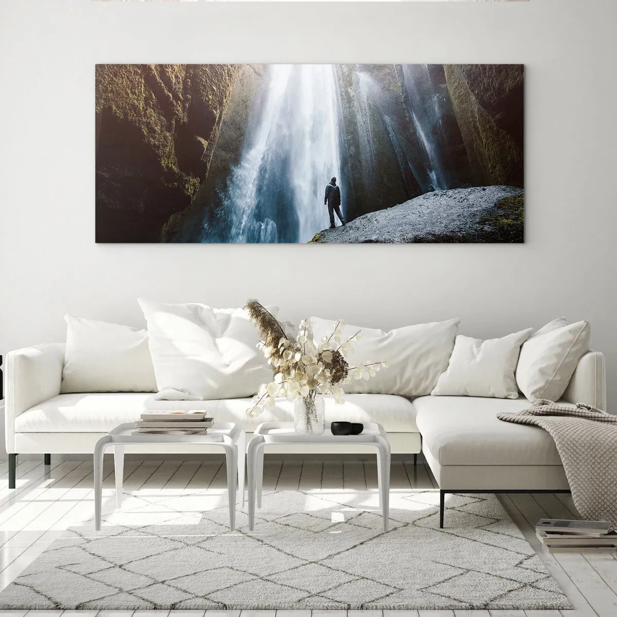 Quadro su vetro - Una figura sullo sfondo di una maestosa cascata in una gola rocciosa - 120x50cm - Ripristino delle proporzioni - Decorazione murale moderna per soggiorno e camera da letto ARTTOR