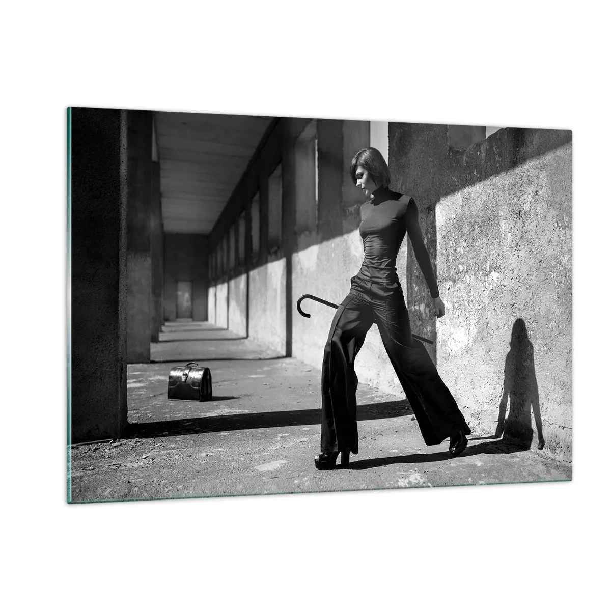 Quadro su vetro - Fotografia in bianco e nero di una donna in abito elegante in un contesto urbano. - 120x80cm - Eleganza cittadina - Decorazione murale moderna per soggiorno e camera da letto ARTTOR