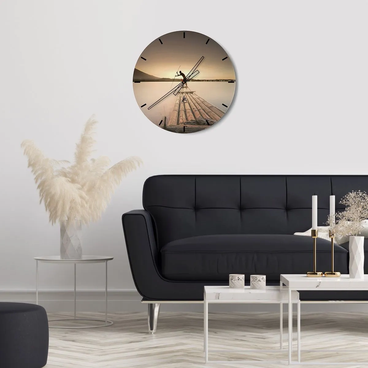 Orologio da parete - Orologio in Vetro - Uomo su una zattera di bambù al tramonto - 30x30cm - Prima del riposo - Decorazione murale moderna per soggiorno, cucina e camera da letto ARTTOR