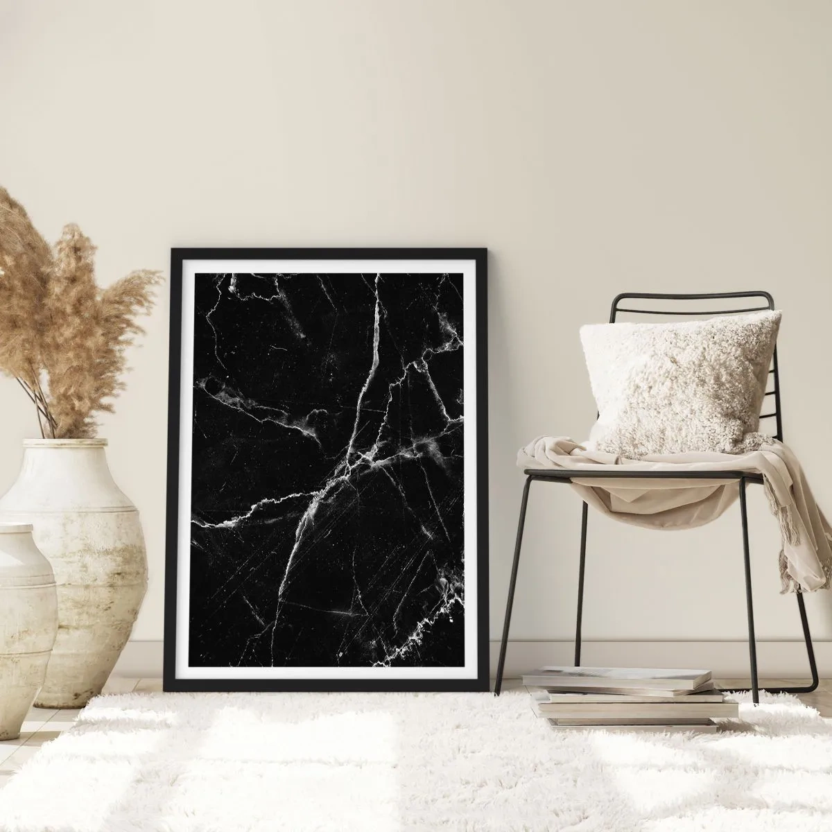 Poster in cornice nera - Sfondo in marmo nero con crepe bianche - 50x70cm - La vita segreta delle pietre - Decorazione murale moderna per soggiorno e camera da letto ARTTOR