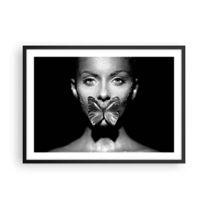 Poster in cornice nera - Volto di donna in bianco e nero con una farfalla sulle labbra - 70x50cm - Il bacio delle farfalle - Decorazione murale moderna per soggiorno e camera da letto ARTTOR