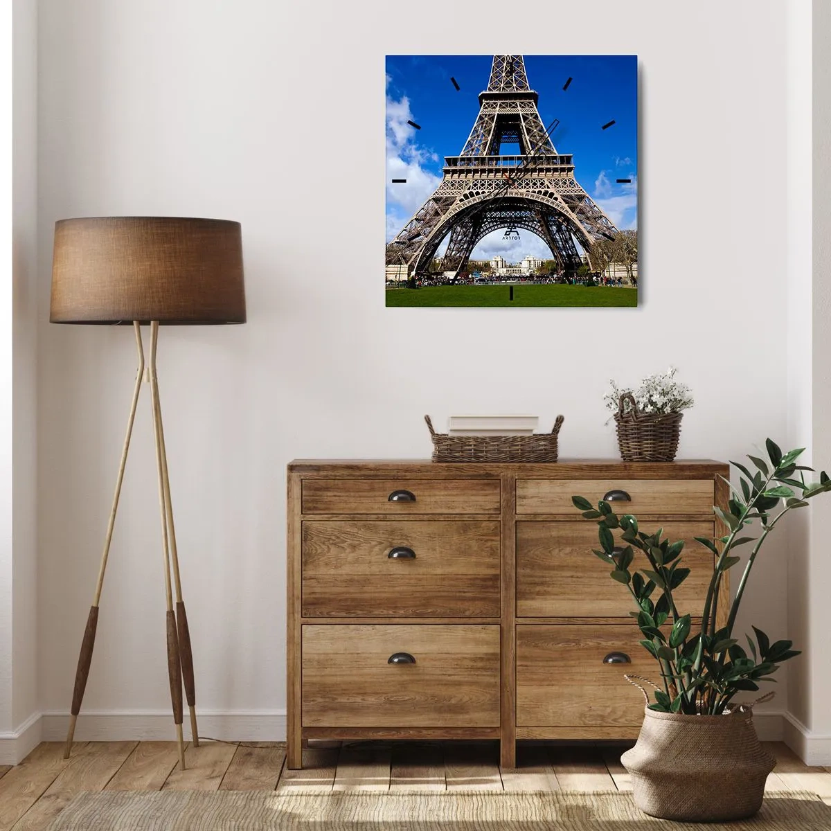 Orologio da parete - Orologio in Vetro - La Torre Eiffel sullo sfondo di un cielo azzurro e di un parco verde - 30x30cm - Tutta Parigi ai suoi piedi - Decorazione murale moderna per soggiorno e camera da letto ARTTOR