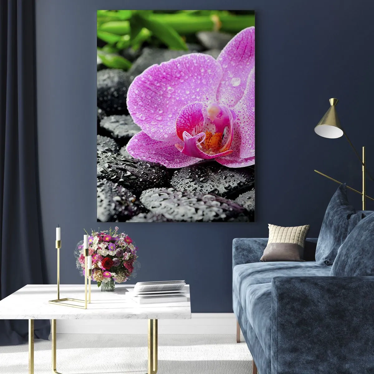 Quadro su vetro - Fiore di orchidea rosa su pietre nere bagnate - 50x70cm - Come un cuore aperto - Decorazione murale moderna per soggiorno e camera da letto ARTTOR