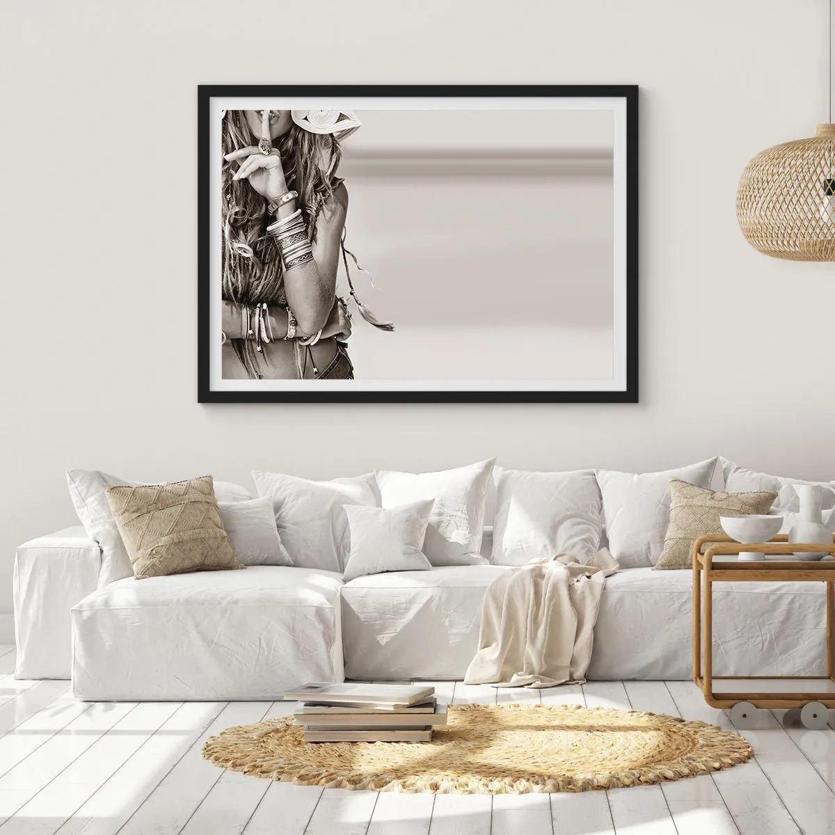Poster in cornice nera - Ritratto di una donna boho con gioielli - 100x70cm - Come una ragazza - Decorazione murale moderna per soggiorno e camera da letto ARTTOR